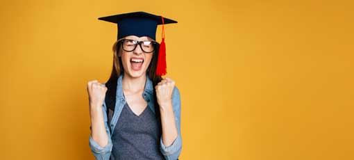 Erziehungsberater Ausbildung Abschluss - Frau freut sich über Ihren erfolgreichen Abschluss