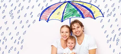 Eltern halten Regenschirm schützend über ihr Kind