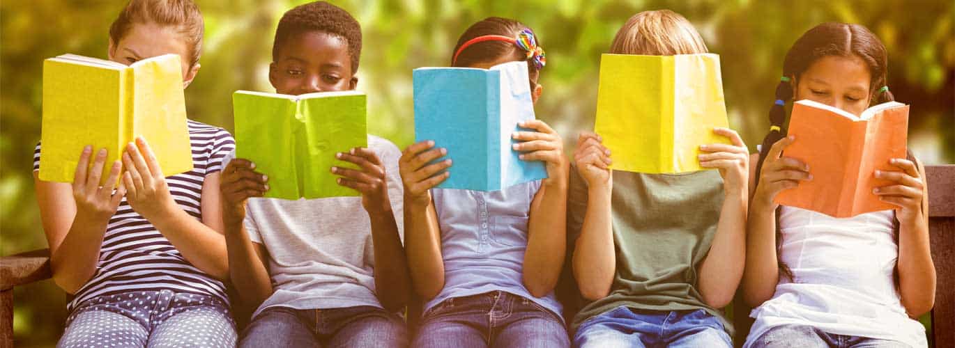 Kindergaertnerin Kindergaertnerin - Kinder lesen in einem Buch