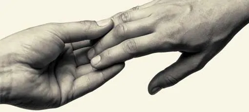Zwei Hände berühren sich an den Fingerspitzen