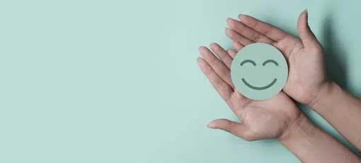 Psychologischer Berater - Alternative zum Erziehungsberater - Hand hält lachenden Smiley